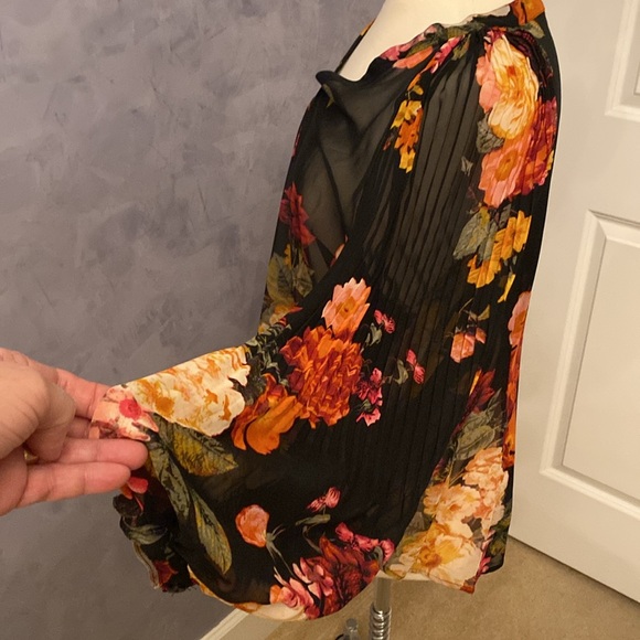 Black sheer blouse with v-neck 3/4 sleeves and mandarin collar - Picture 2 of 4